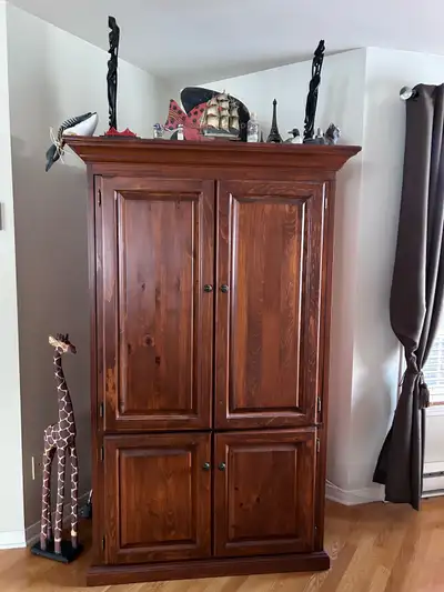 Armoire en bois massif pour télévision et autres idees de rangement. Il y a des rails pour que les p...