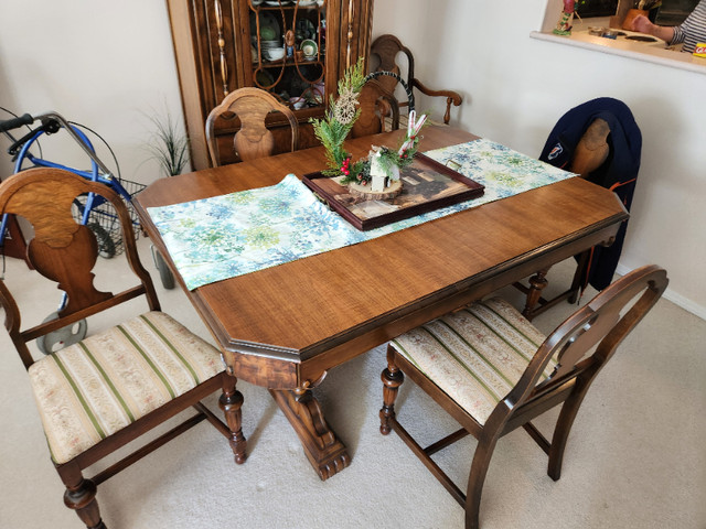 Dining room table and chairs in Dining Tables & Sets in Kamloops