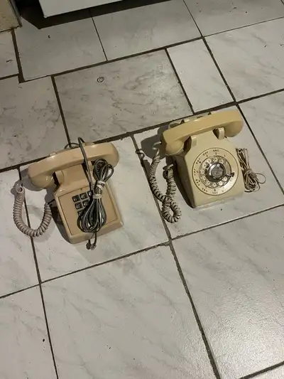 téléphones vintage propres, fonctionnels. Prix variés., View more
