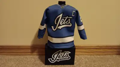 Selling a Winnipeg Jets Blake Wheeler #26 mini jersey display. Great for any Jets fan — perfect for...
