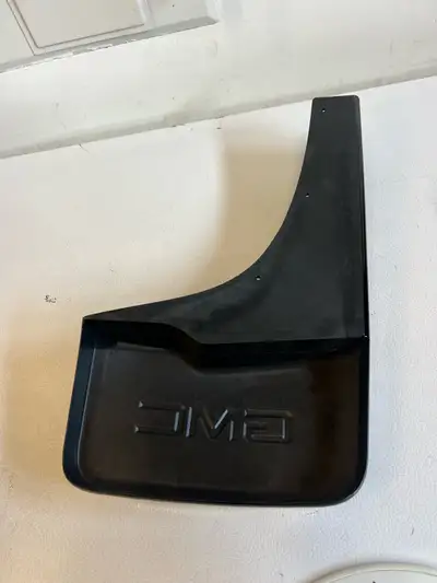 I'm selling a new rear mud guard ( left Side ) for a 2014-2019 GMC truck, still in the original pack...