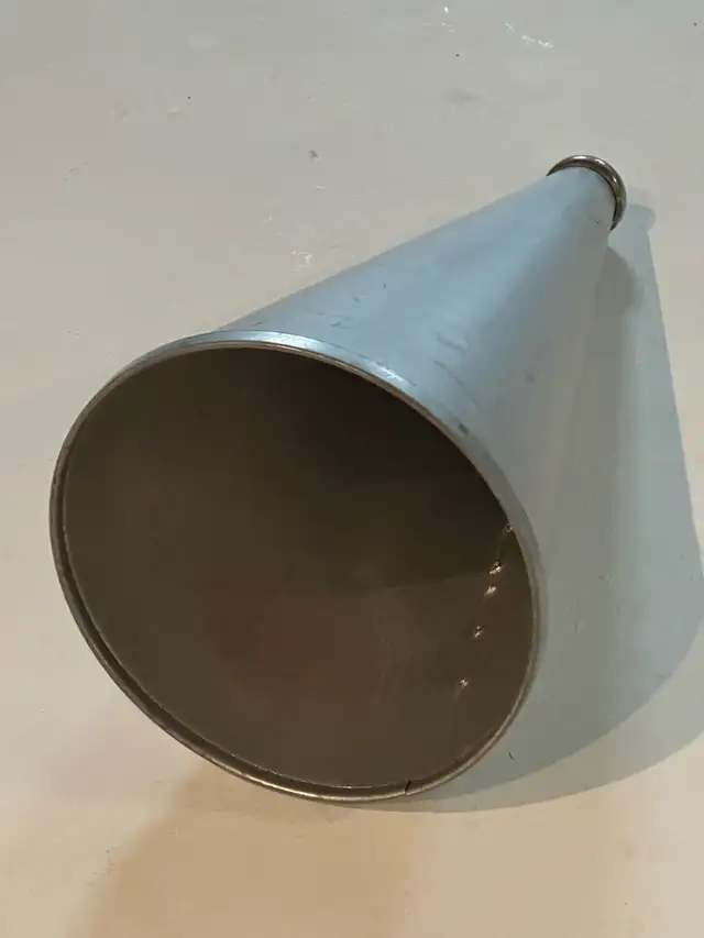 Mégaphone Megaphone Theatre Theater Props Accessoire  in Arts & Collectibles in City of Montréal - Image 4