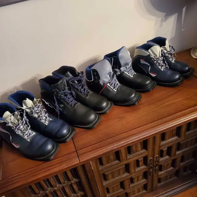 New 3 PIN Cross Country Ski Boots  EUR 42 / 43 in Ski in Barrie - Image 2