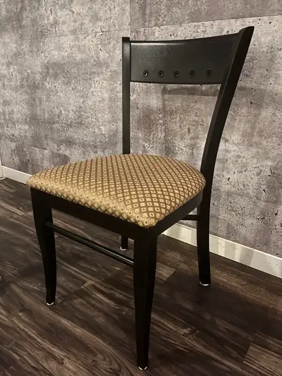 Set de 6 chaises en bois en super état pour table de salle à mangé. Brun foncé 200$ pour le lot 6 wo...
