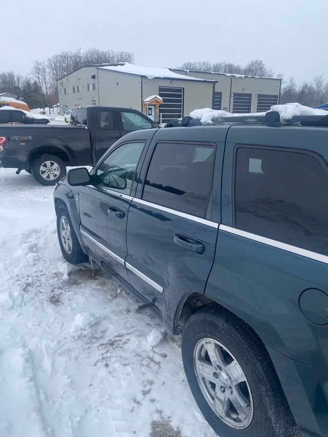2005 grand Cherokee 4 x 4 5.7 hemi in Cars & Trucks in Guelph - Image 2