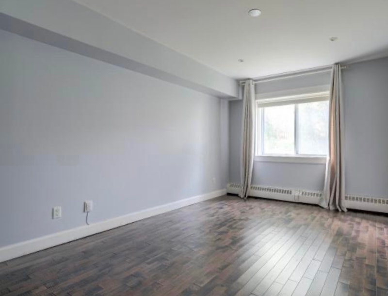 41/2 a louer, vieux Longueuil, piscine, electros chauffage inclu