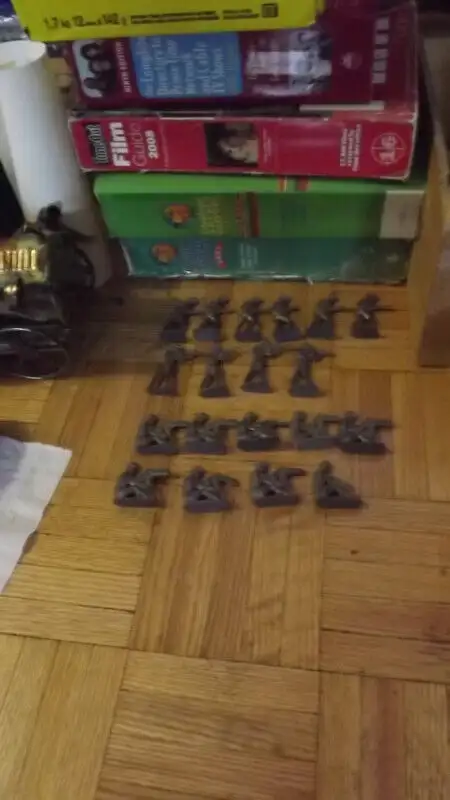 19 VINTAGE  LEAD METAL TOY SOLDIERS/ARMY MEN BUNDLE DEAL in Arts & Collectibles in City of Toronto - Image 4