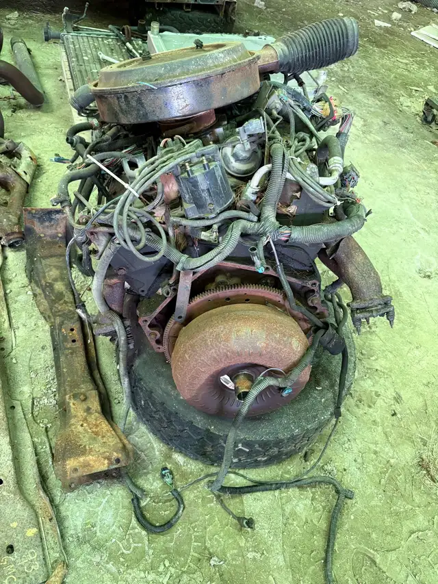 1995 305 motor with transmissiony and transfer case in Engine & Engine Parts in Barrie - Image 2