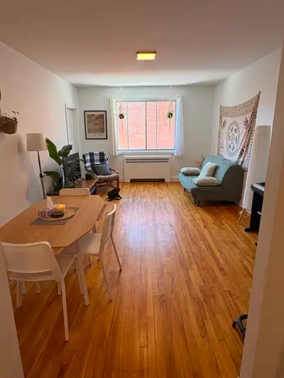 Situé au deuxième étage, ce 4 1/2 confortable, calme et très propre offre un espace de vie lumineux....