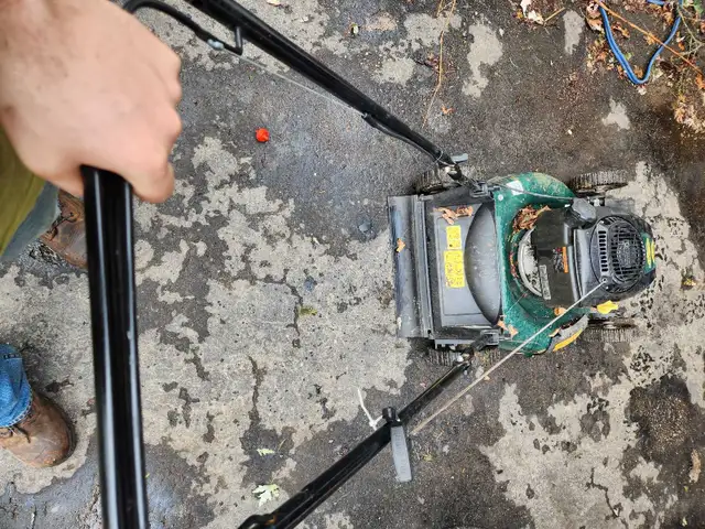 YardWorks lawn mower in Lawnmowers & Leaf Blowers in Kingston - Image 4