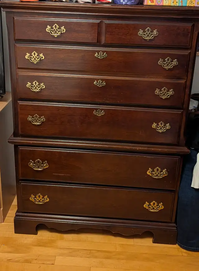 Antique Unique 11 drawers dresser with mirror plus nice dresser. in Dressers & Wardrobes in Calgary - Image 3