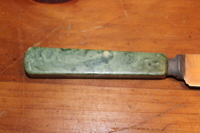 Single Old Mottled Green Bakelite or Catalin Dinner Knife in Arts & Collectibles in London - Image 3