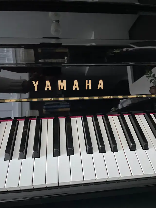 Piano Yamaha/Yamaha Upright Piano in Pianos & Keyboards in City of Montréal - Image 3