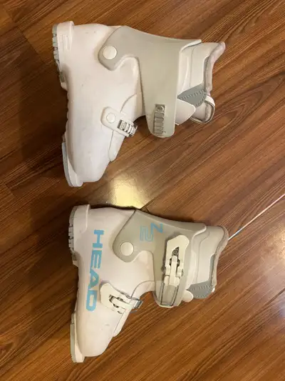I'm selling these Head ski boots, size 24.5mm, designed in Italy, perfect for hitting the slopes thi...