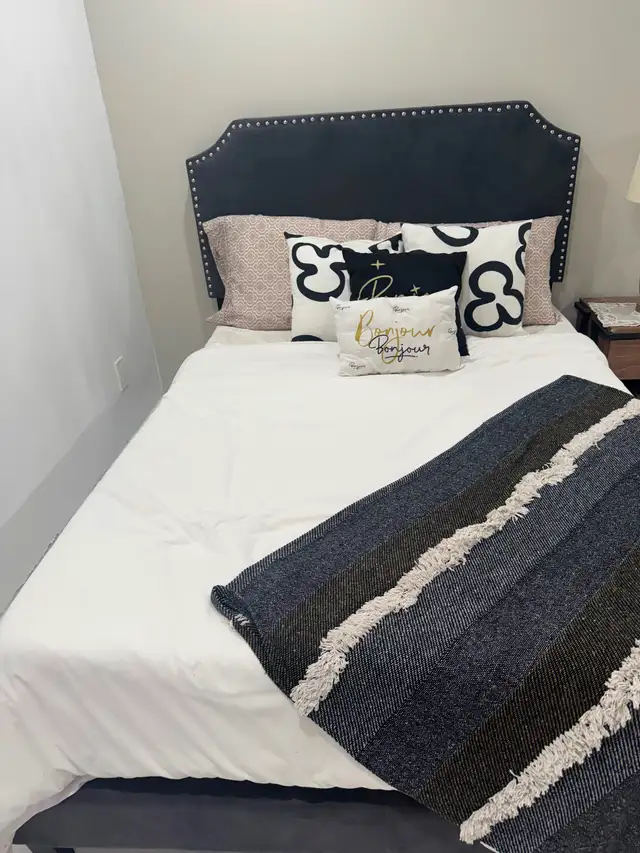 Lit double in Beds & Mattresses in Laval / North Shore - Image 2