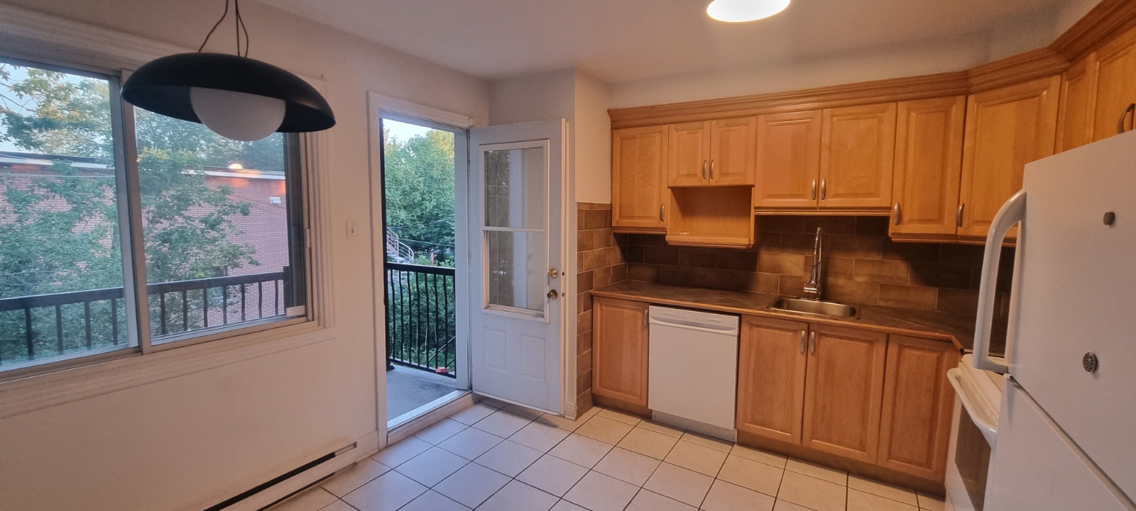 Ahuntsic-Cartierville location 5 1/2, 3 chambres avec electros — photo 1