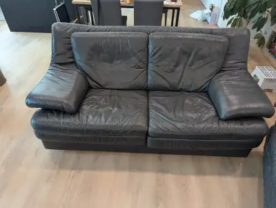 Un canapé de 2 places en trés bonne condition en cuir pleine fleur couleur grise anthracite. Dimensi...