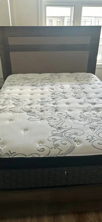 Matelas queen à vendre (très bon état) , View more