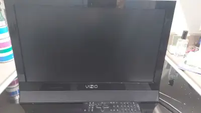 Téléviseur Vizio 19'' modèle M190VA 2 entrées HDMI Entrées RCA Audio Visuel Télécommande Acheté en 2...