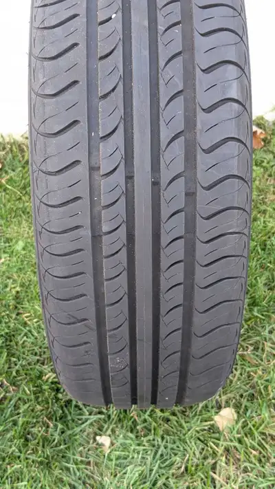 Pneus WeatherMaxx 4 saisons ayant roulés 15 000 km, épaisseur du thread 8/32, silencieux. 50$ / pneu