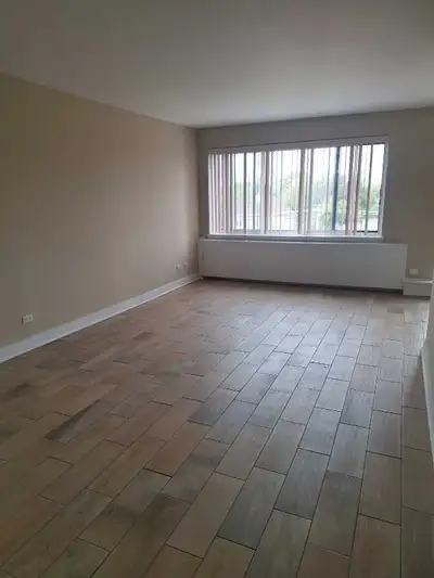 Great large 3.5 next to cote St-Luc shopping mall Call/ text: 514-235-4847 Balcony New floors Elevat...