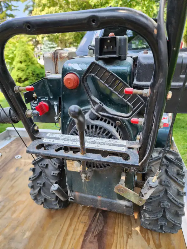 Gas Snow Blower Tecumseh Engine Electric & Pull Start New Tires in Snowblowers in Windsor Region - Image 6