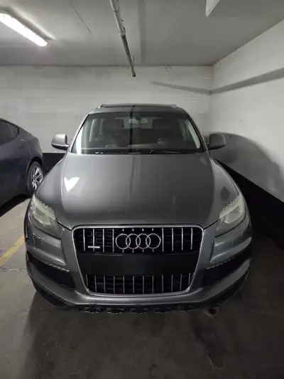 A very well maintained Q7 with TVs, 21" rims and everything else that comes with a Premium Audi