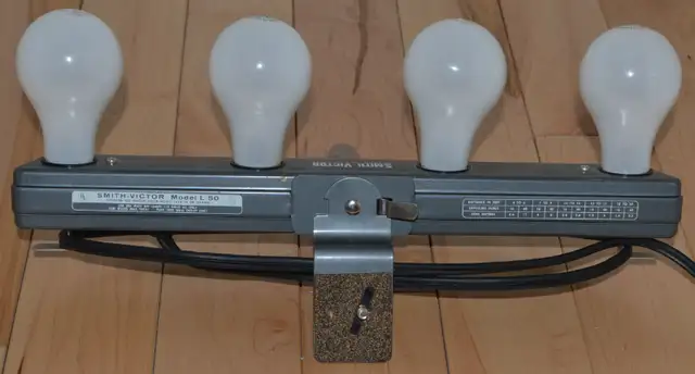 SMITH VICTOR VINTAGE STUDIO LIGHT BAR