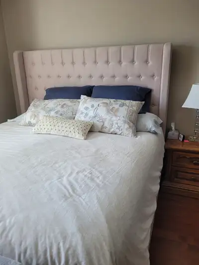 King Size Beautyrest Black Mattress Beautiful Box Bedframe with fabric headboard