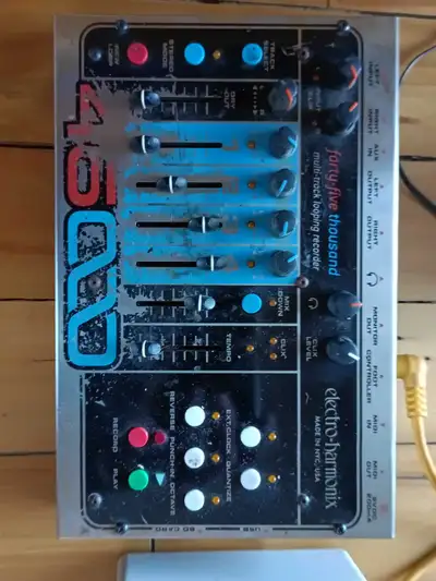 EHX 45000 looper. Working perfectly. Looper and the accessory foot switch together. Looper is scratc...