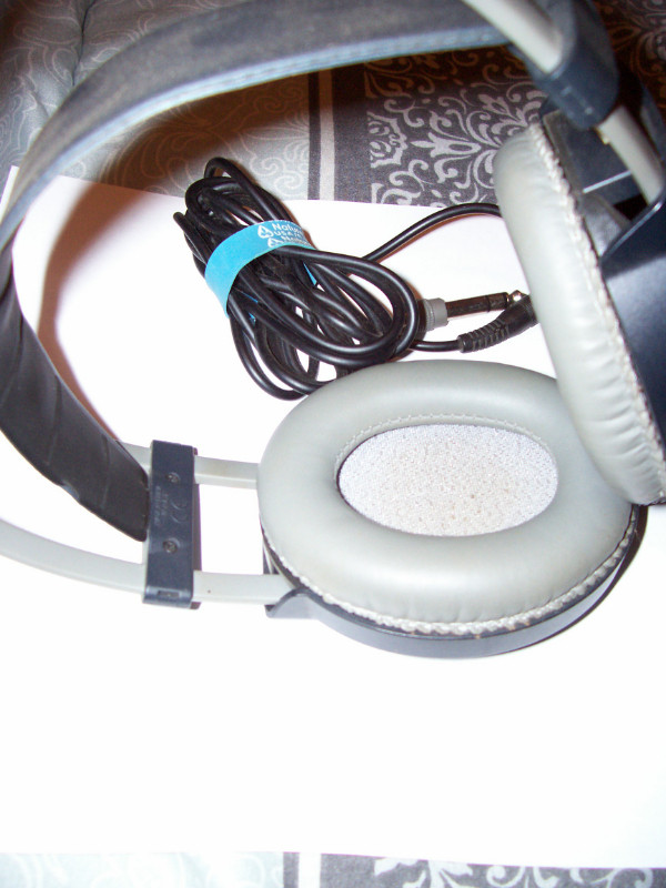 AKG pro audio K77 channel studio headphones in Headphones in Trenton - Image 3