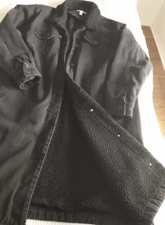 Denim and Faux-Shearling Long Coat - Unworn in Women's - Tops & Outerwear in City of Montréal - Image 7