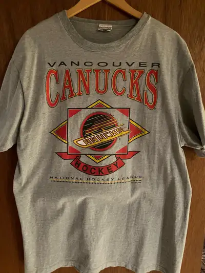 Vintage 1993 Vancouver Canucks Tee Shirt. Waves tag. Size Large. In very good condition