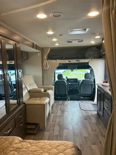 This 2020 Mercedes Jayco Melbourne 24L is a Class C motorhome with a mileage of 49300 km. The 24L mo...