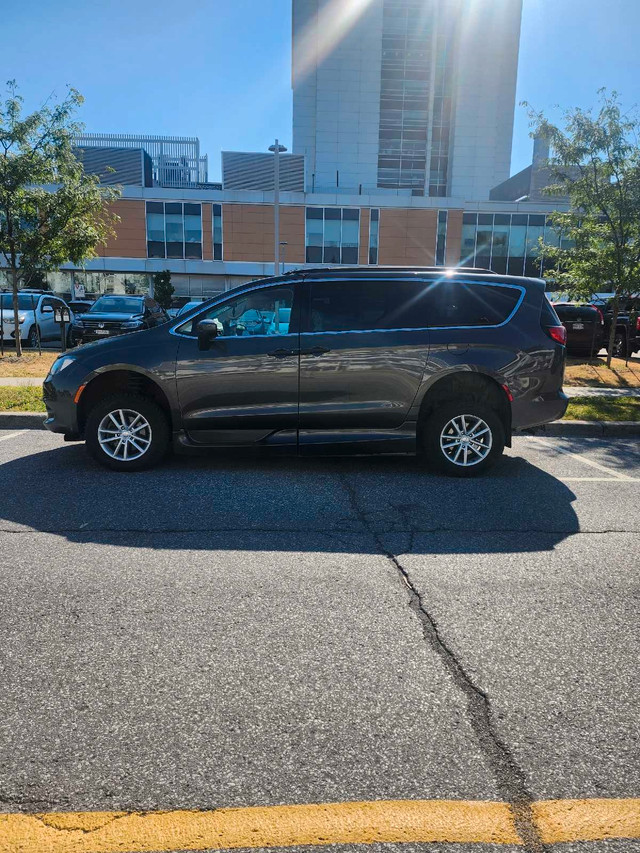Van adapté Chrysler Grand Caravan 2021 dans Autos et camions  à Saint-Hyacinthe - Image 3