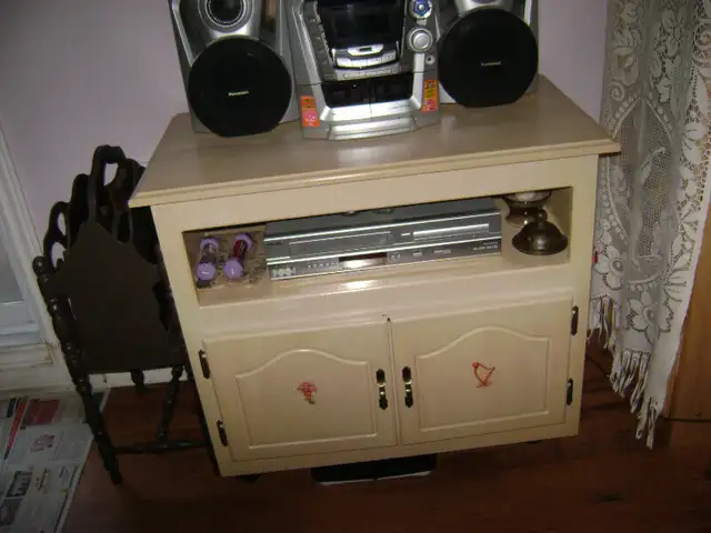 Meuble en bois vintage in TV Tables & Entertainment Units in City of Montréal - Image 3