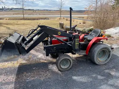 Tracteur Massey Ferguson 1010 1985 avec godet. 4 roues motrices. Souffleur à neige disponible pour $...
