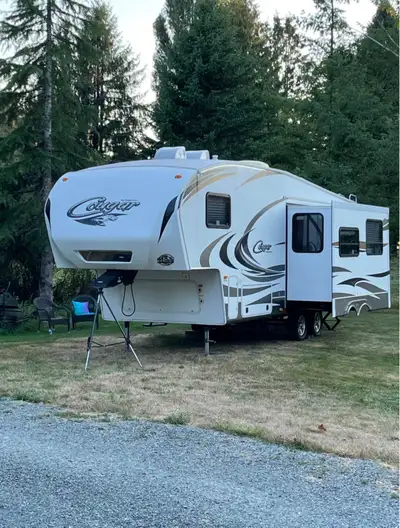 Keystone Cougar RV Polar package 4 seasons Excellent clean condition One slide out Roof reseal done...