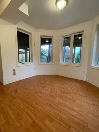 Legal walk-out basement located in the desirable south end of Guelph. Conveniently within walking di...