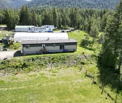 Price drop! Urgent sale needed. Putting this property up for sale! This is a great Family home in th...