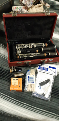 Artley 8S clarinet - with case and lots of extras