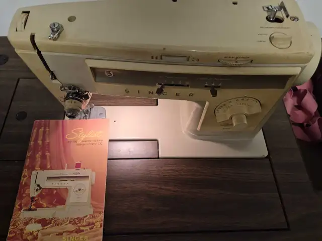 Singer Sewing Machine, Cabinet/Desk and Chair in Hobbies & Crafts in Edmonton - Image 4