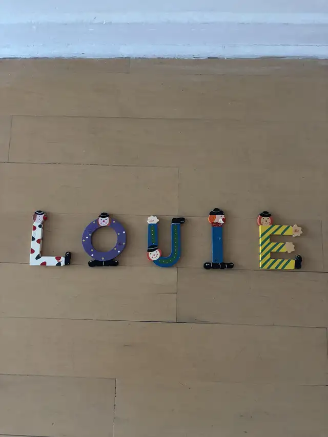 SEVI Wooden Letters Spelling LOUIE - Lettres en Bois  in Home Décor & Accents in City of Montréal - Image 2