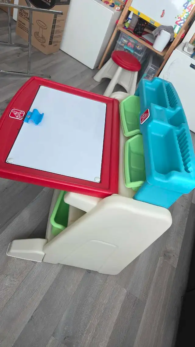 Step2 Easel Desk in Toys & Games in City of Toronto - Image 6