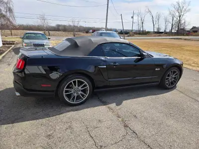 Je vends ma Ford Mustang décapotable d'occasion avec un moteur 5.0L. Elle est en bon état général et...