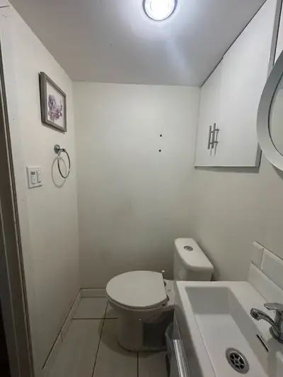 5 mins walk to University of Manitoba. 1 min walk to bus stop. The house is on Townsend ave. Walking...