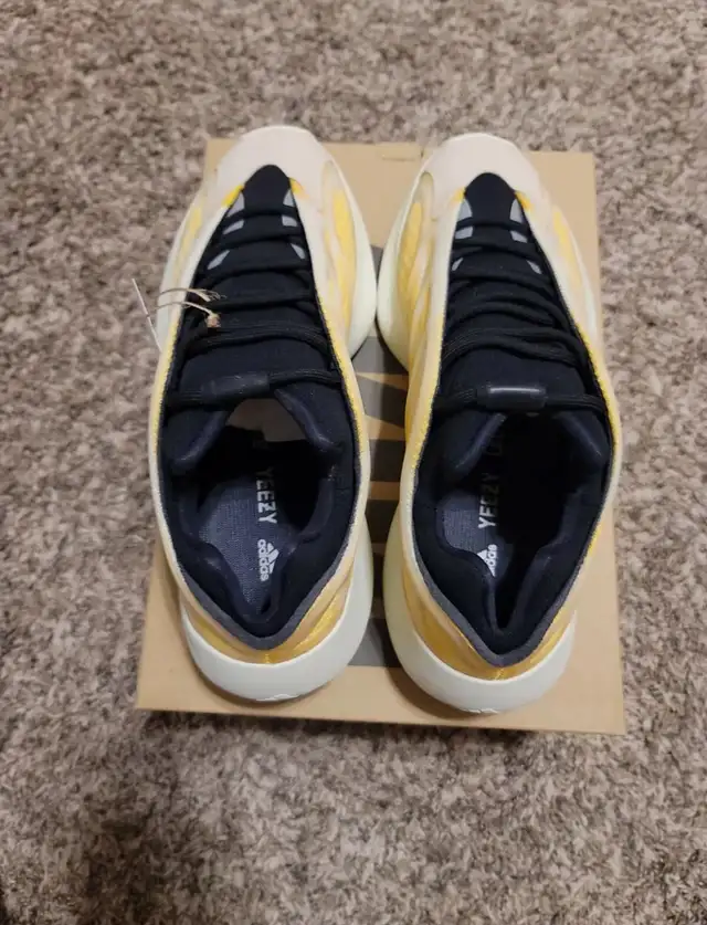 Yeezy 700 v3 Mono Safflower Size 11 Men’s  in Men's Shoes in Hamilton - Image 9