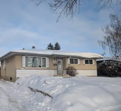 Charming Home in a Prime Edmonton Location 6104 145 Ave NW, Edmonton, AB T5A 1S7 Welcome to this wel...