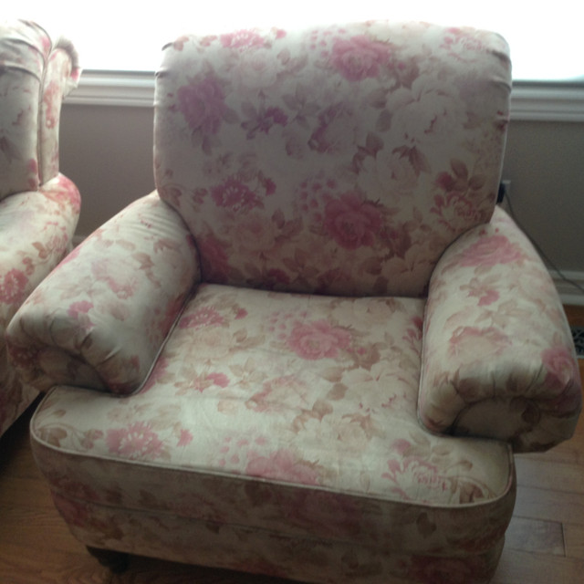 2 matching arm chairs in Chairs & Recliners in Belleville