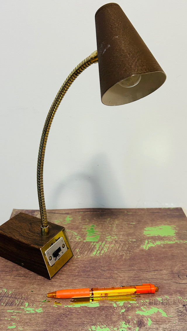 1 Petite lampe de bureau vintage déco rétro  dans Éclairage intérieur et plafonniers  à Laval/Rive Nord - Image 3